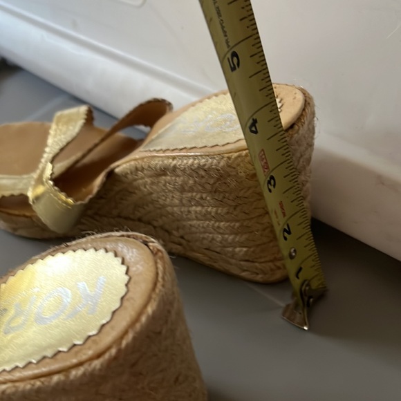 🐝 Bogo ⭐️ Michael Kors Sz 8 gold leather tan straw wedges sandals - Picture 7 of 11